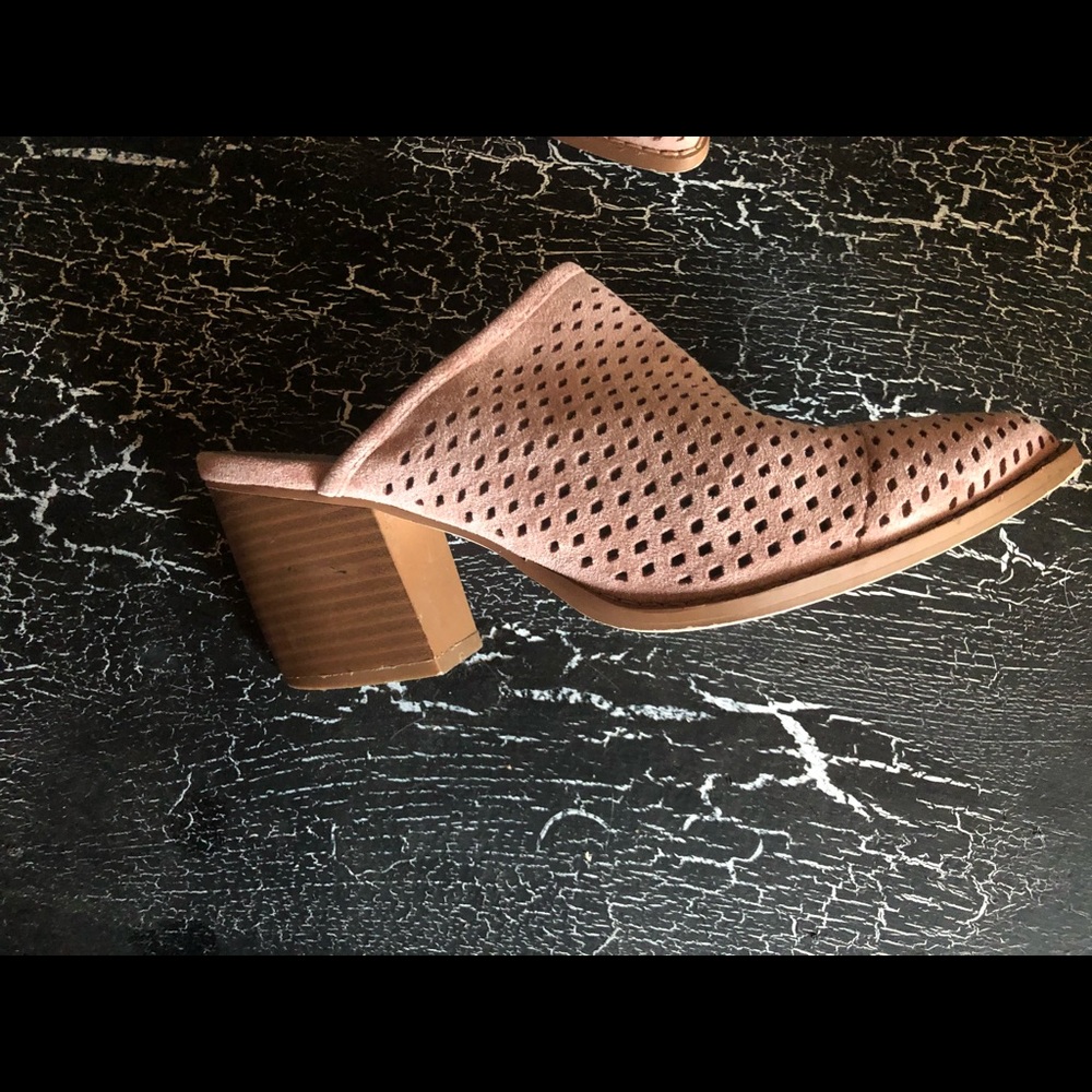 Size 8 mule /clog blush color Yoki